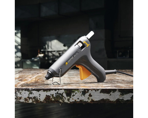 Heissklebepistole auf einem Tisch