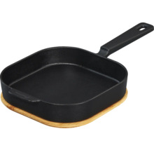 Poêle carrée en fonte avec dessous de plat en bois