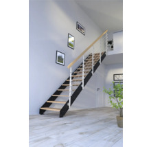 Escalier avec marches en bois et rampe en métal dans une pièce lumineuse.