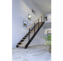 Escalier avec marches en bois, cadre en métal noir et rampe en bois dans une pièce lumineuse.