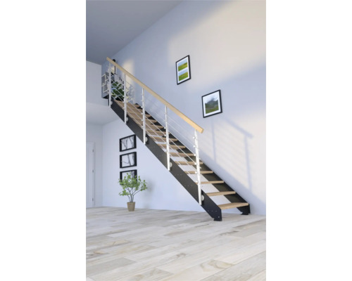 Escalier avec marches en bois et rampe en métal dans une pièce lumineuse.