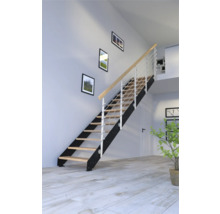 Escalier avec marches en bois, structure d''escalier noire et rampe argentée dans une pièce lumineuse.