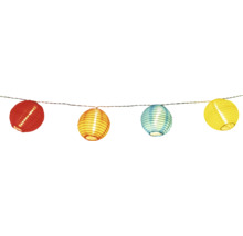 Lichterkette mit bunten Papierlaternen
