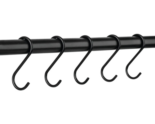 Plusieurs crochets en S sur une barre pour suspendre des objets.