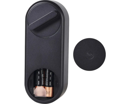 Logo Yale sur une serrure de porte électronique avec compartiment à piles