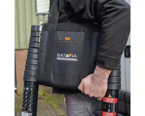 Personne avec échelle télescopique et sac de transport de la marque Batavia