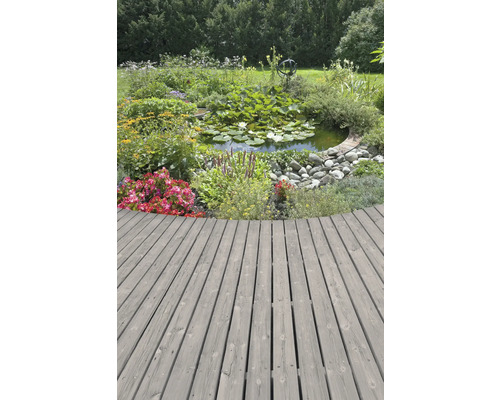 Bassin de jardin entouré de plantes, vu d''une terrasse en bois