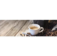 Tasse de café avec des grains de café sur une table en bois