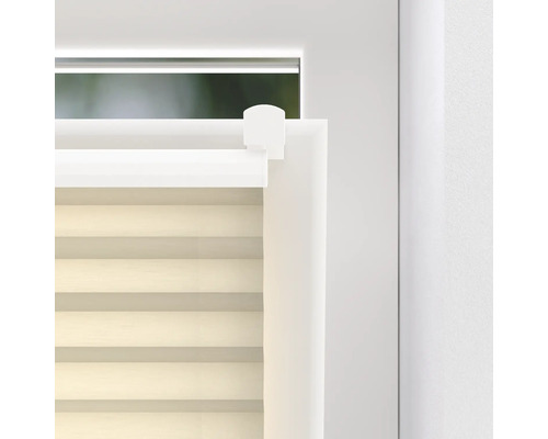 Gros plan d''une fenêtre avec un store enrouleur double et un support de serrage pour la fixation.