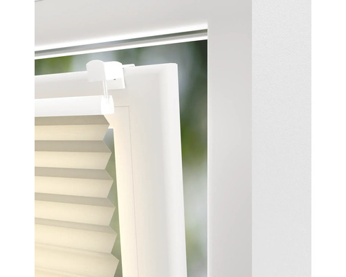 Vue détaillée d''un store plissé sur une fenêtre