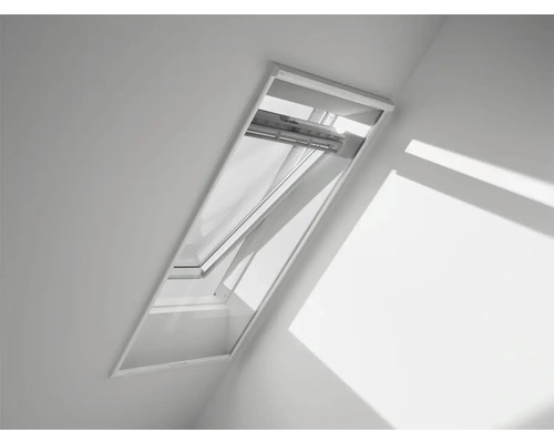 Geöffnetes Dachfenster im Dachgeschoss