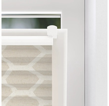 Detailansicht eines beigefarbenen Faltstores mit geometrischem Muster am Fenster