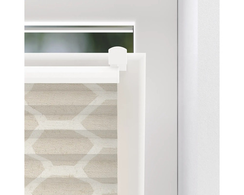 Detailansicht eines beigefarbenen Faltstores mit geometrischem Muster am Fenster