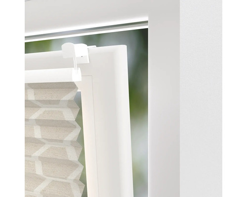 Detailansicht eines Plissees am Fensterrahmen