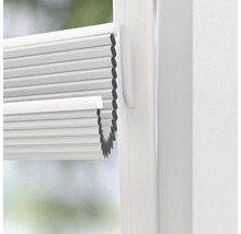 Nahaufnahme einer weißen Plissee-Jalousie am Fenster