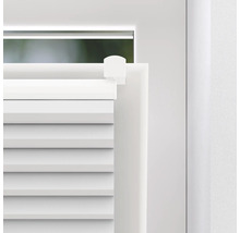 Detailansicht eines weißen Plissees am Fenster