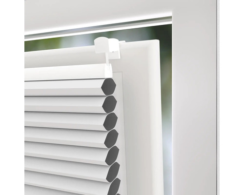 Detailansicht eines Plissees am Fenster