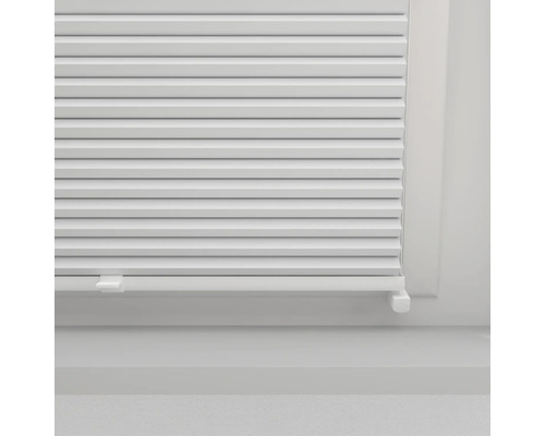 Geschlossenes Faltstore am Fenster