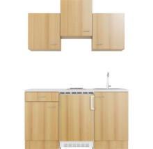 Cuisine équipée avec évier, plaque de cuisson et éléments hauts