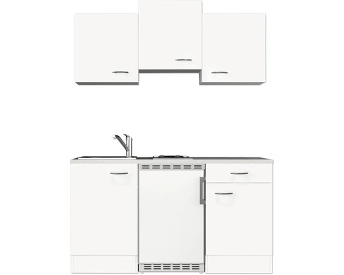 Küchenzeile mit Spüle, Kochfeld, Kühlschrank und Hängeschränken.