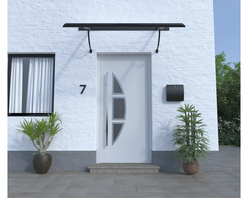 Haustür mit Vordach, Briefkasten und Pflanzen