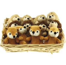 Korb mit Plüschtieren, darunter Igel und Eichhörnchen