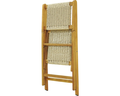 Zusammengeklappter Holzliegestuhl mit Rattan