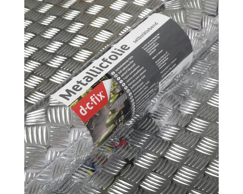 Film métallisé D-c-fix avec motif de tôle striée, auto-adhésif.