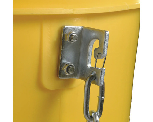 Detailansicht eines gelben Eimers mit Metallhalterung und Kette