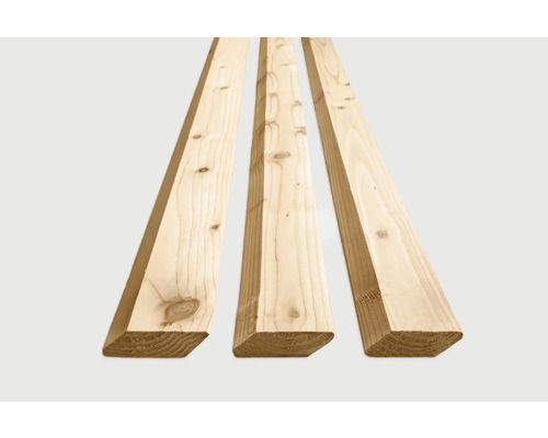 Trois planches de bois brutes