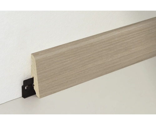 Sockelleiste aus Holz mit Befestigungsclip an der Wand