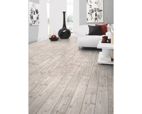 Heller Wohnraum mit Holzboden in Dielenoptik