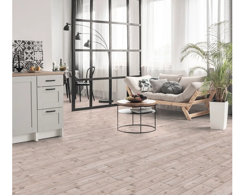 Wohnraum mit Holzboden, Sofa und Küchentheke