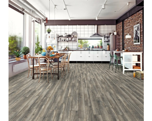 Cuisine lumineuse avec plancher en bois, table à manger et chaises.