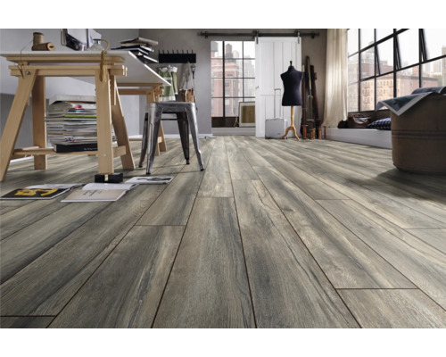 Intérieur avec revêtement de sol aspect bois, avec table de travail et chaise