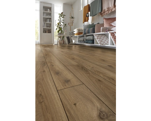 Heller Raum mit Laminatboden in Holzoptik, Regalen und Dekorationen