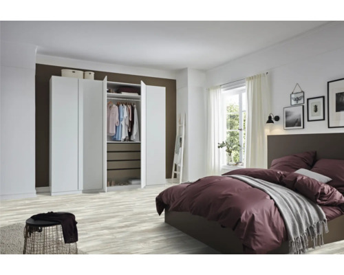 Chambre lumineuse avec armoire, lit et fenêtre