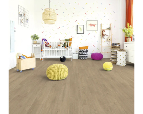 Kinderzimmer mit Bodenbelag, Kinderbett und Spielsachen