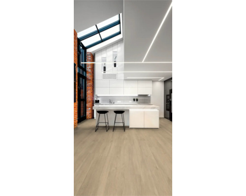 Heller Raum mit Kücheninsel, zwei Hockern und hellem Bodenbelag in Holzoptik