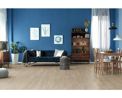 Salon avec canapé, table à manger et plancher en bois