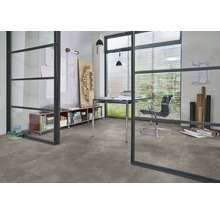 Bureau avec carrelage au sol, bureau et étagères