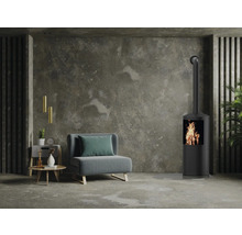 Innenraum mit Sessel, Tisch, Dekoration und einem Kaminofen