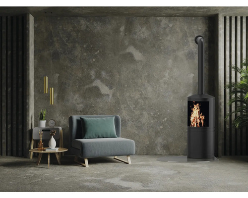 Innenraum mit Sessel, Tisch, Dekoration und einem Kaminofen