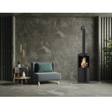 Wohnzimmer mit Kaminofen, Sessel und Beistelltisch