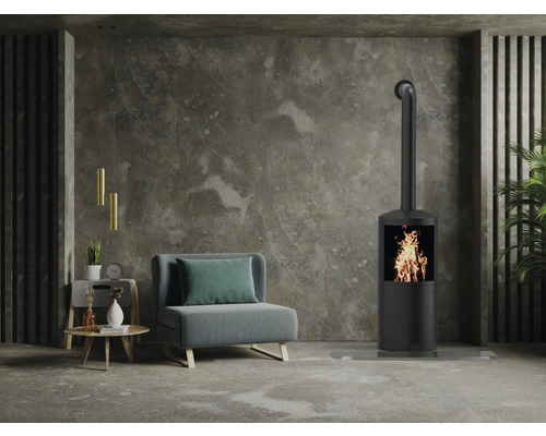 Wohnzimmer mit Kaminofen, Sessel und Beistelltisch