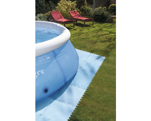 Piscine gonflable sur pelouse avec plaques de fond de piscine et deux chaises longues à l''arrière-plan.