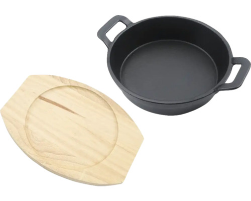 Gusseisenpfanne mit Holzuntersetzer