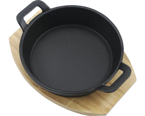 Gusseisenpfanne auf Holzbrett