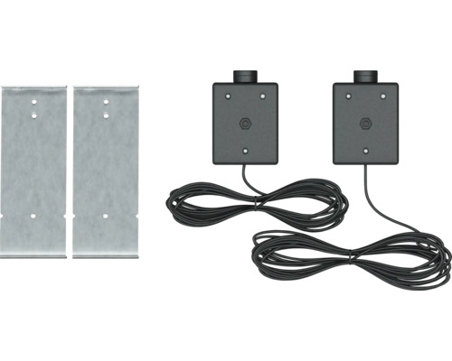 Deux plaques de support en métal avec trous et deux boîtiers rectangulaires avec câbles