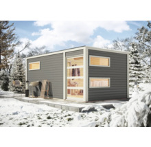 Modernes Gartenhaus mit großen Fenstern im Wintergarten.